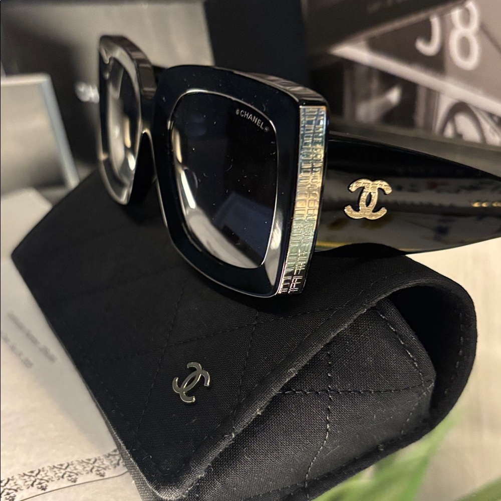 CHANEL Elegant Black Sunglasses Full inclusion with COA - Picture 4 of 16